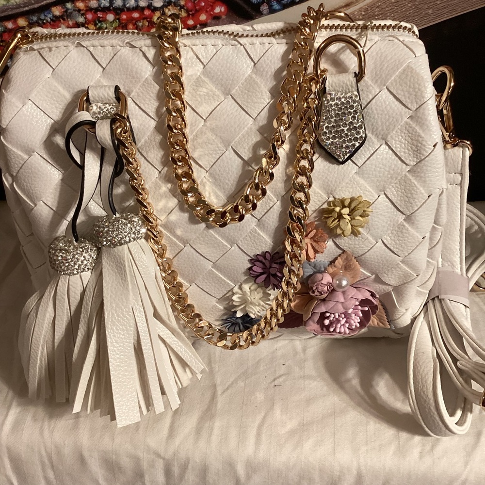 Elegant White Floral Crossbody Bag - Picture 2 of 3